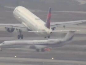 Near-miss between 2 planes at LAX caught on video