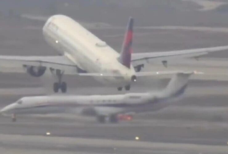 Near-miss between 2 planes at LAX caught on video