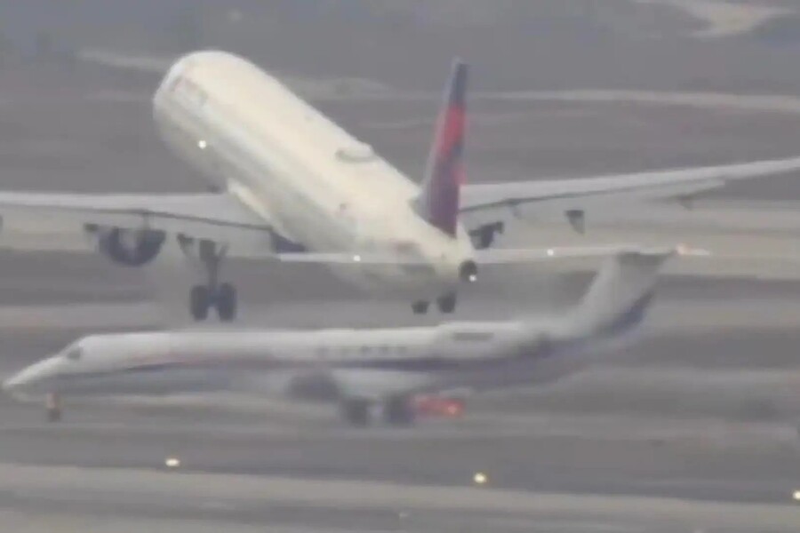 Near-miss between 2 planes at LAX caught on video